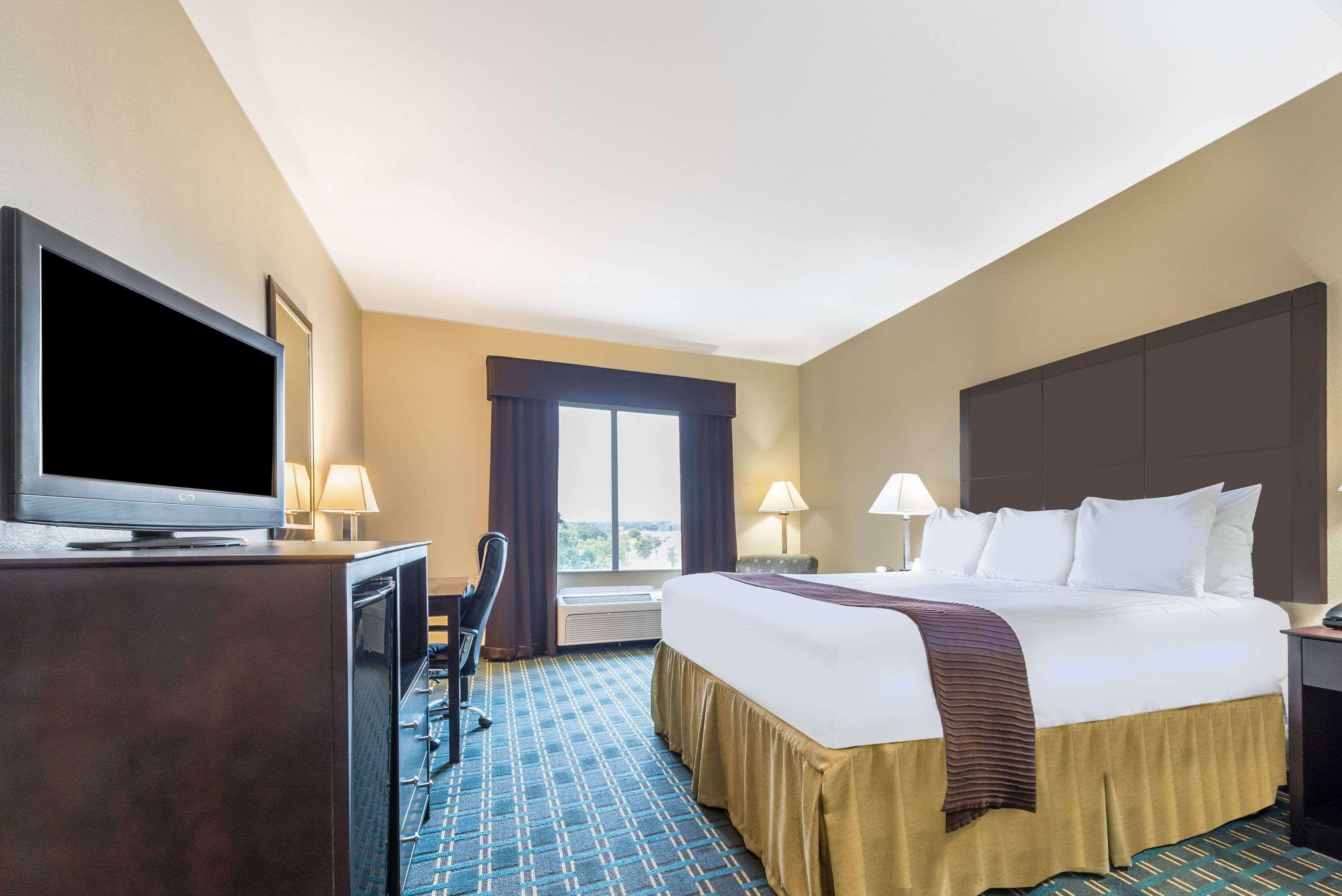 Days Inn & Suites By Wyndham Mineral Wells מראה חיצוני תמונה