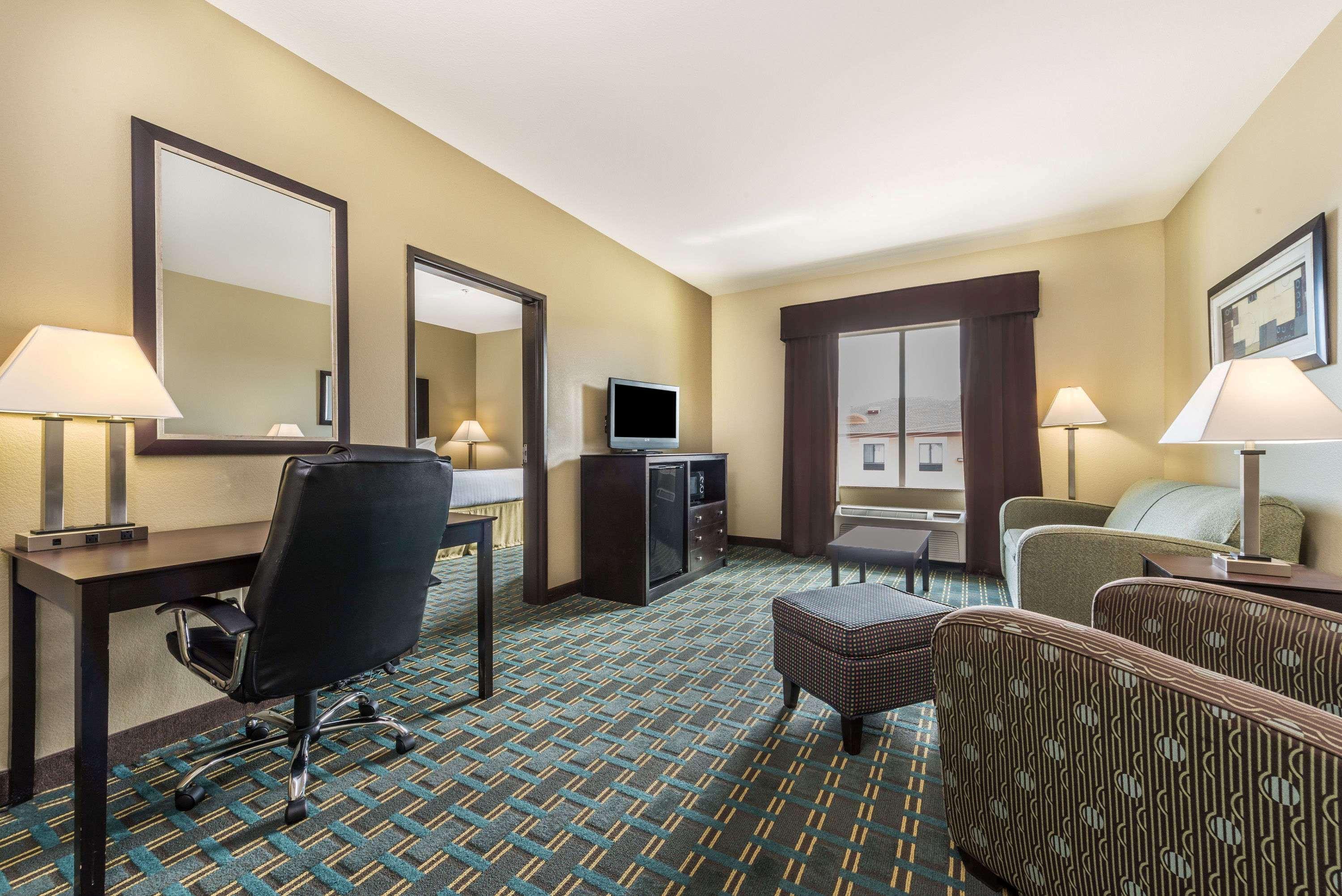 Days Inn & Suites By Wyndham Mineral Wells מראה חיצוני תמונה
