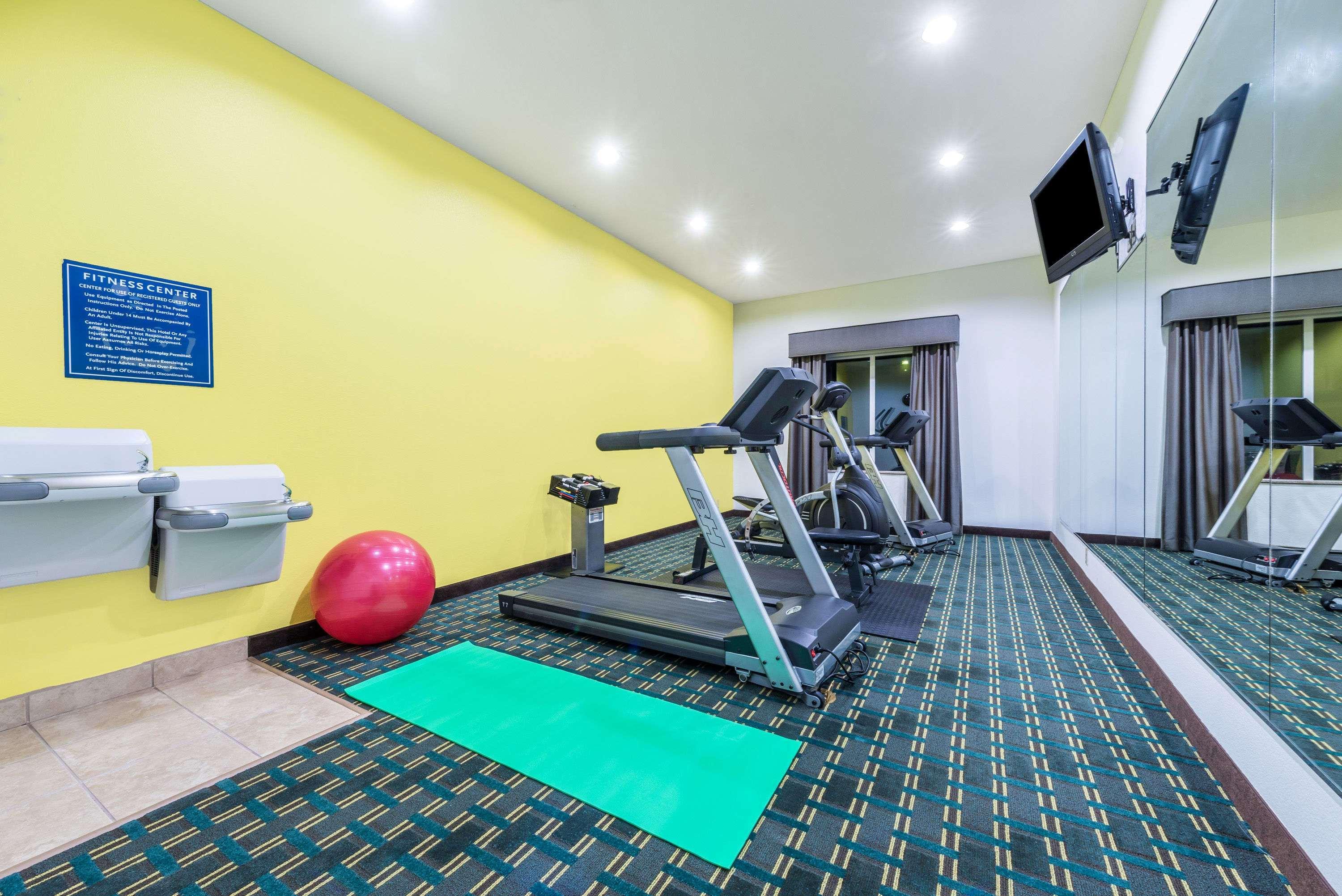 Days Inn & Suites By Wyndham Mineral Wells מראה חיצוני תמונה