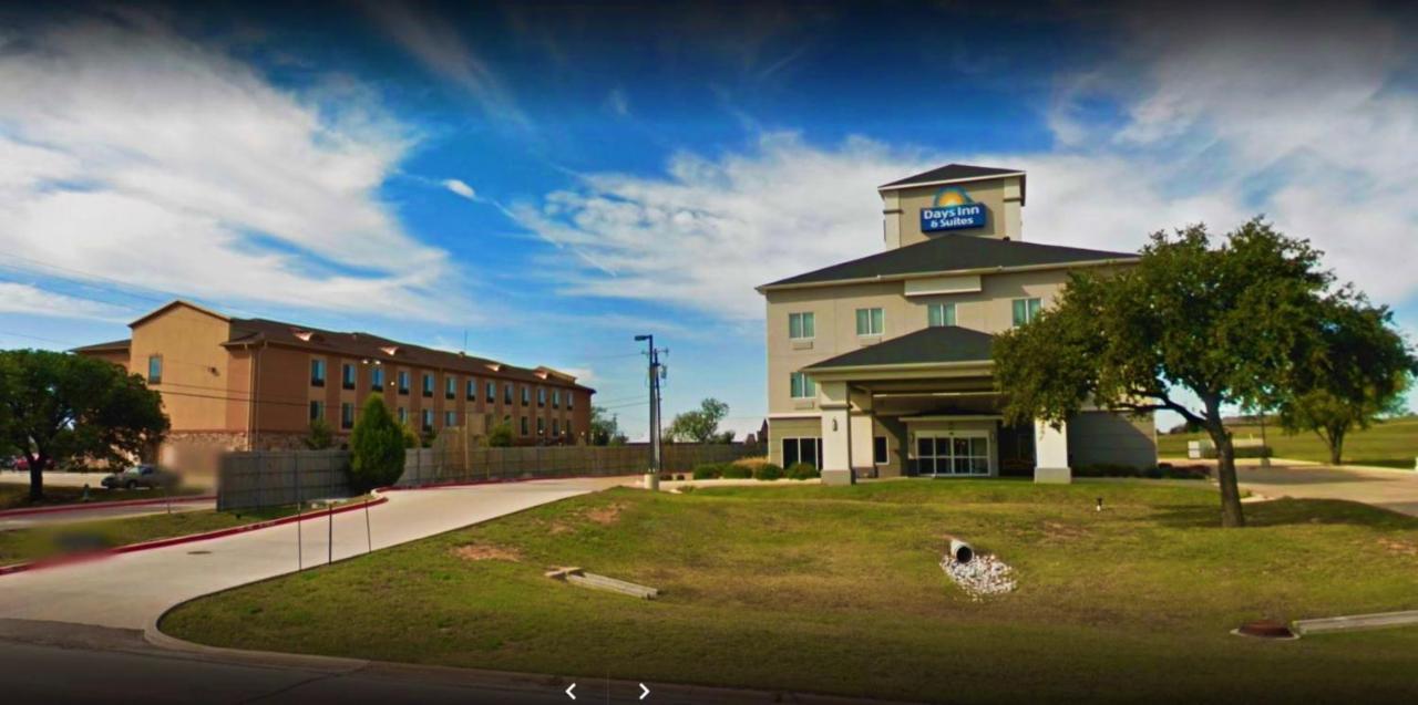 Days Inn & Suites By Wyndham Mineral Wells מראה חיצוני תמונה