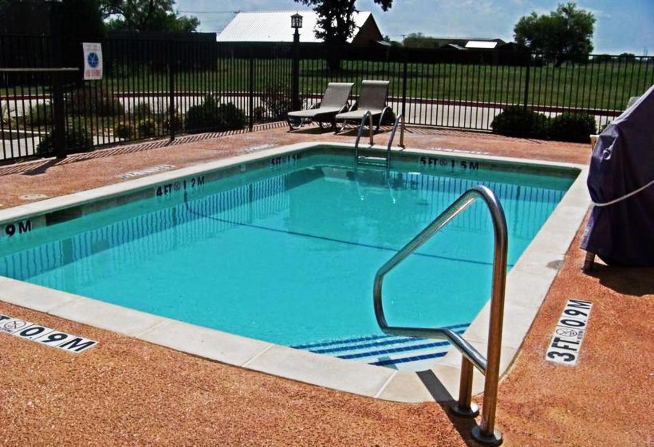 Days Inn & Suites By Wyndham Mineral Wells מראה חיצוני תמונה