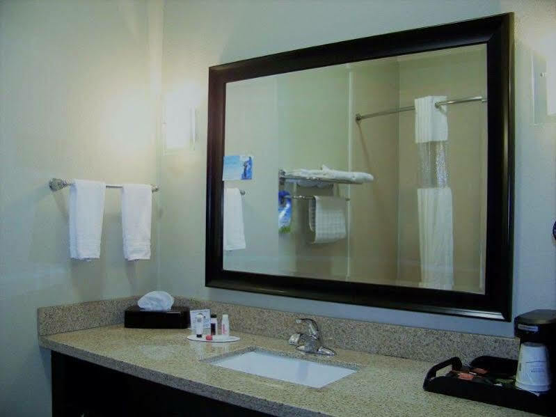 Days Inn & Suites By Wyndham Mineral Wells מראה חיצוני תמונה